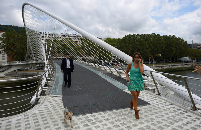 Cây cầu đi bộ tại Bilbao với gạch kính và phần thảm nhựa trải