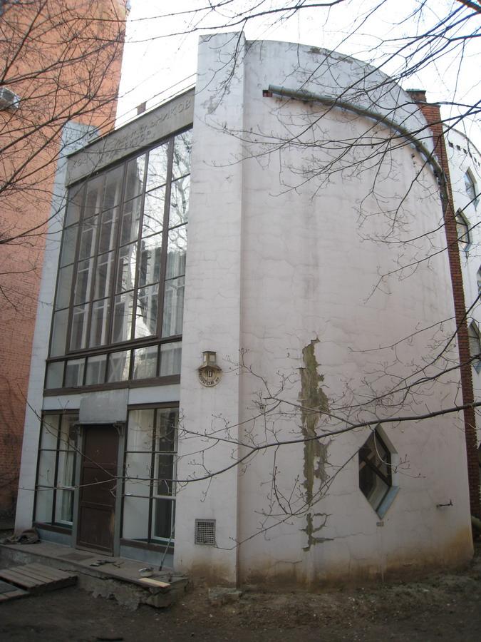 Lối vào với tường kính chạy suốt