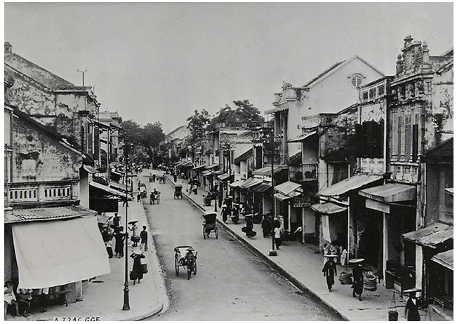 Hình 2: Phố Hàng Hòm năm 1921 đã có nhiều ngôi nhà ống cải biên được xây mới