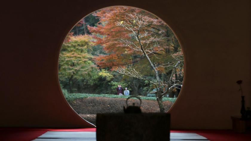 japan-window-autumn